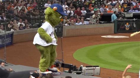 HOUSTON ASTROS MASCOT ORBIT DANCING TO GANGNAM STYLE - YouTube