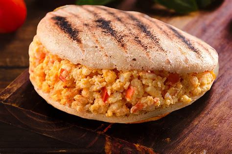 Arepa con huevos revueltos - Nutrientrena