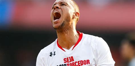 Sao Paulo honors Luis Fabiano after announcing his retirement