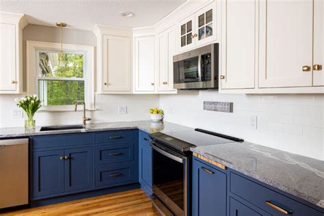 4 Stylish, But Modern, Navy Blue Kitchen Cabinet Ideas (2023)