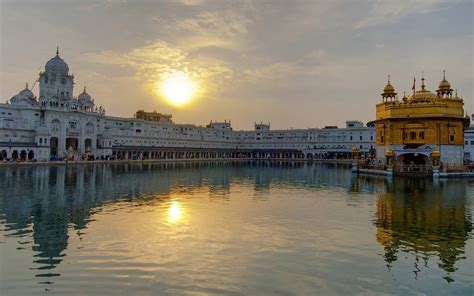 HD Wallpaper of Harmandir Sahib: The Golden Temple at Sunrise