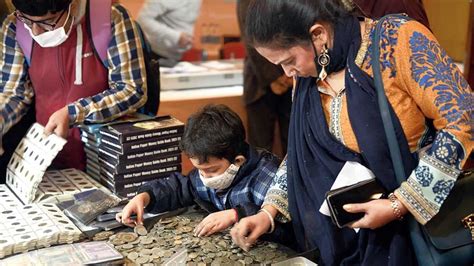 exhibition | Visitors rush to Kolkata coin show to sell commemorative ...