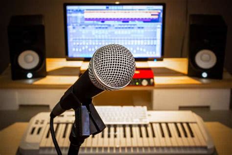 The 7 essentials for your home recording studio setup (list)