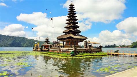 Bratan Lake, Bali Indonesia Editorial Image - Image of temple, travel ...