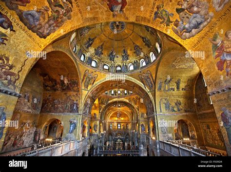 Amazing mosaics inside the Basilica di San Marco (St Mark), Venice ...