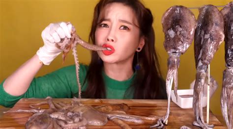 ASMR Mukbang YouTuber Ssoyoung Eats Live Octopus and Other Sea Animals ...