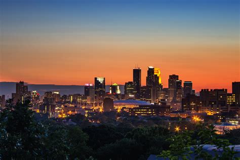 Downtown Minneapolis skyline at sunset. | Minneapolis skyline, Skyline ...