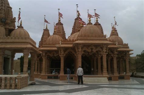 2 temples in Surat, famous Surat temples, list of all temples in Surat