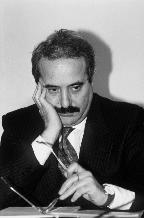 Italia unita contro la mafia nel ricordo di Giovanni Falcone | Il ...