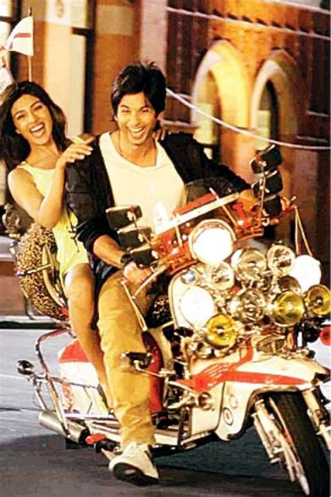 Shahid Kapoor Priyanka Chopra Teri Meri Kahaani Movie Stills : teri ...