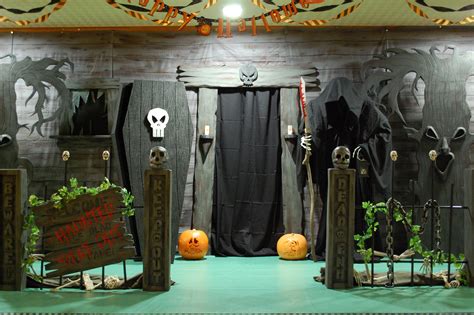 haunted house entrance a good website on DIY Halloween facades ...