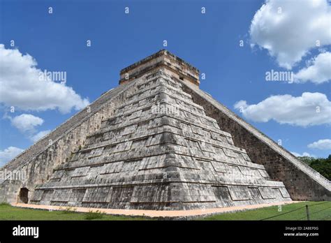 Temple of Kukulkan in Chichen Itza Stock Photo - Alamy