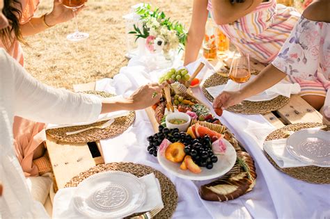 How to Decorate For a Picnic With Friends - The Pink Brunette