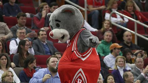 Rockets mascot slams cake to the face of Spurs 'fan' | FOX Sports