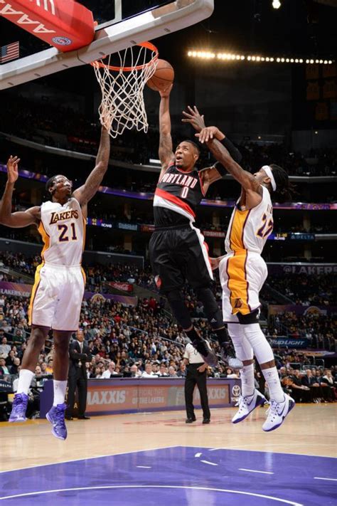 What Pros Wear: Damian Lillard Explodes Past Lakers For Cock Back Dunk ...