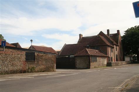 Church Farm, Pagham © Chris cc-by-sa/2.0 :: Geograph Britain and Ireland