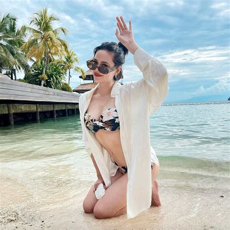 LOOK: Arci Munoz Wore Chic and Sultry Beach OOTDs in Boracay | Preview.ph