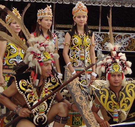 devina tiara: Senjata Khas Suku Dayak