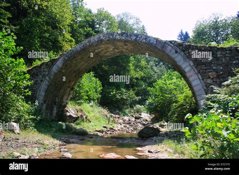 Old stone arch bridge hi-res stock photography and images - Alamy