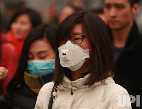 Photo: Chinese wear masks for protection against hazardous pollution in ...