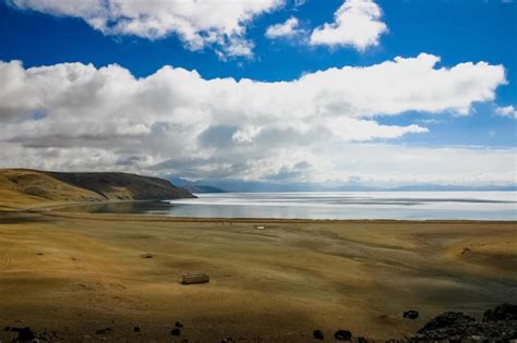 Uma praia com céu azul e nuvens | Foto Premium