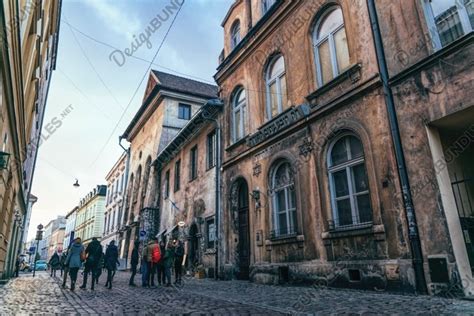 Old synagogue in the Jewish quarter of Kazimierz (816653)