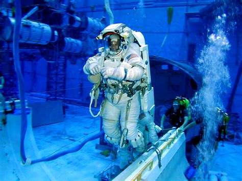 Watch how NASA trains its astronauts to be weightless underwater in 360 ...