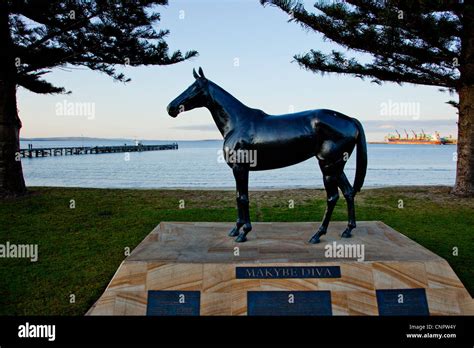 Statue of race horse Makybe Diva Stock Photo - Alamy