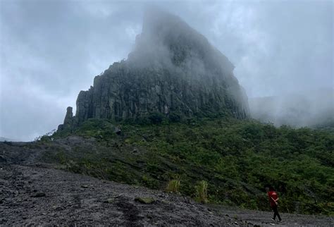 Menikmati Pesona Kawah Gunung Kelud yang Eksotis