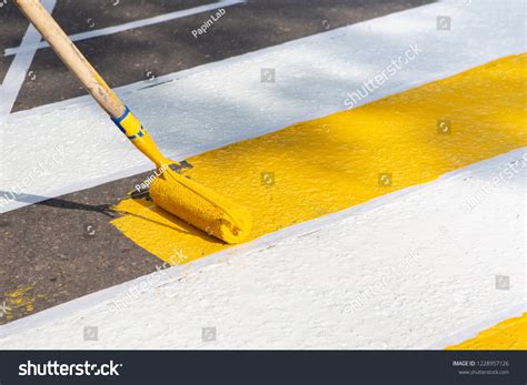 54,561 Road marking white lines Images, Stock Photos & Vectors ...