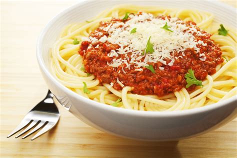 Spaghetti alla bolognese - przepis - Mojegotowanie.pl