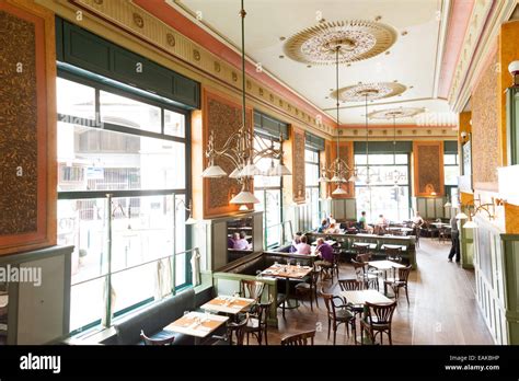 Cafe interior budapest -Fotos und -Bildmaterial in hoher Auflösung – Alamy