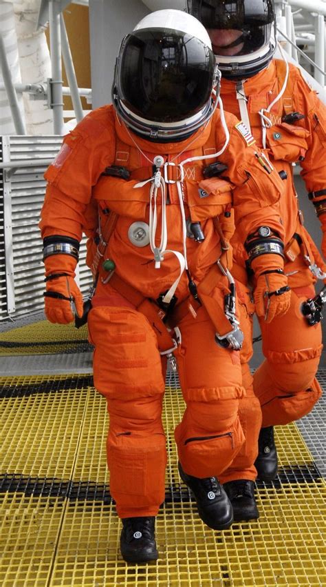 A space shuttle space suit NASA, 2013 | Ruimtevaart, Modellen, Ruimte