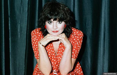 Linda Ronstadt Opens Up About Parkinson's and Memoirs