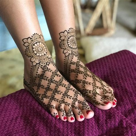 20 Minimalistic Mehndi Designs For Your Feet | Henna designs feet ...