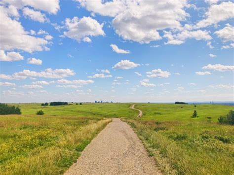 Calgary – Hiking in the grasslands of Nose Hill Park - Au-delà du paysage