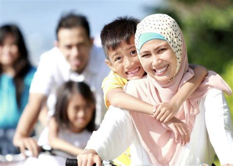 Foto Pengantin Dan Keluarga Bahagia Karangan Pelancongan - IMAGESEE