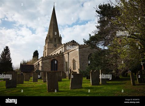 St marys church edwinstowe sherwood hi-res stock photography and images ...