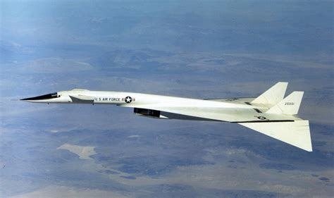 File:North American XB-70A Valkyrie in flight (cropped).jpg - Wikimedia ...