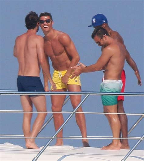 Cristiano Ronaldo Dancing on a Yacht in Saint-Tropez Photos | POPSUGAR ...