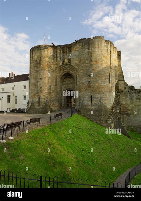 Tonbridge Castle, Kent. The gatehouse Stock Photo, Royalty Free Image ...