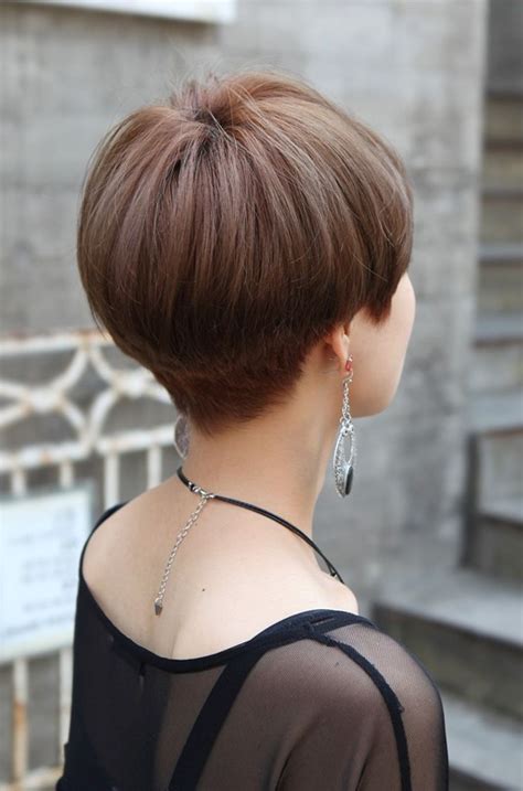 Wedge Hairstyle Back View - Wavy Haircut