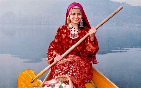 Traditional Dress of Kashmir for Women and Men - Namaste India Trip - A ...