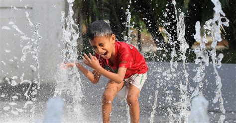 Why Do Kids Love Playing In Water So Much? Experts Explain This ...