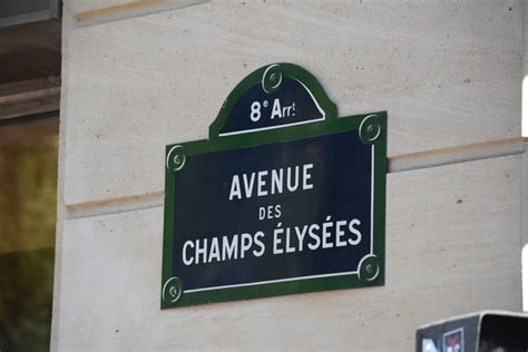 Paris Neighborhoods Guide [2022]: Top Areas to Visit + Avoid!