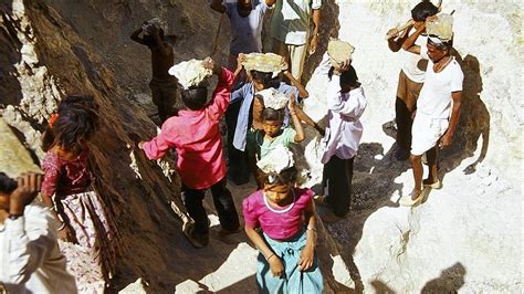 BBC News - In Pictures: Asbestos mining in India