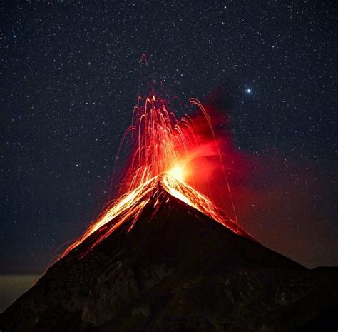 Melihat Lagi Sejarah Meletusnya Gunung Krakatau: Picu Tsunami Hebat ...