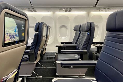 Where to sit: United’s Boeing 737 MAX 8 with the new signature interior ...