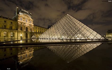 World Beautiful Places: Pyramid at Louvre Museum Paris