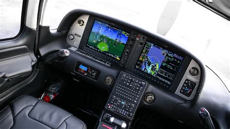 Cirrus melds new panel, upgrades into 2017 models - AOPA